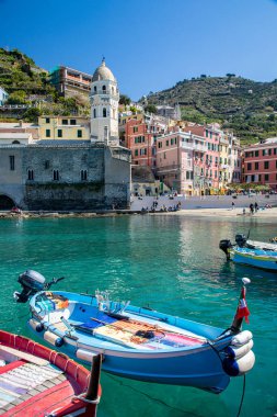 Vernazza 'da balıkçı tekneleri - Liguria' da Cinque Terre - İtalya