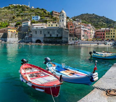 Vernazza 'da balıkçı tekneleri - Liguria' da Cinque Terre - İtalya
