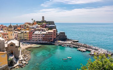 Liguria, İtalya 'daki Cinque Terre Ulusal Parkı' nın beş ünlü köyünden biri olan Vernazza 'nın güzel manzarası.