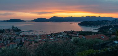 Lerici - Liguria İtalya 'da Günbatımı: La Spezia Liguria Körfezi üzerinde günbatımı, Portovenere, Palmaria Adası ve Tino arka planında