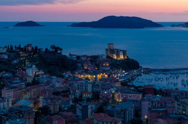 Lerici - Liguria İtalya 'da Günbatımı: La Spezia Liguria Körfezi üzerinde günbatımı, Portovenere, Palmaria Adası ve Tino arka planında