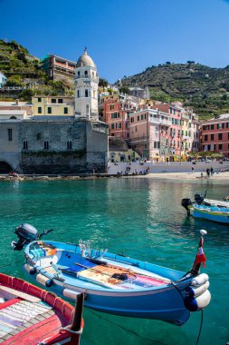 Vernazza 'da balıkçı tekneleri - Liguria' da Cinque Terre - İtalya