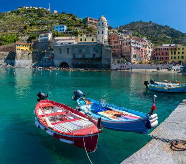 Vernazza 'da balıkçı tekneleri - Liguria' da Cinque Terre - İtalya
