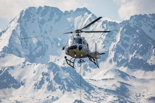 Close Van Een Helikopter Zwitserse Bergen Met Touw Voor Transport — Stockfoto