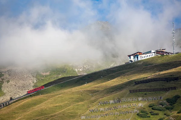 Funicular Vermelho Alpes Suíços Coberto Nuvens Resort Verão Davos Suíça — Fotografia de Stock