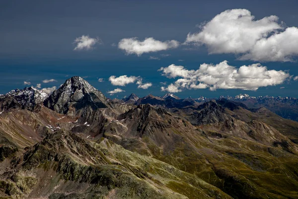 瑞士弗洛莱拉公路上方Silvretta阿尔卑斯山地块上的落基山脉峰Piz Linard 3410米 — 图库照片