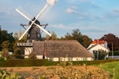 Danimarka 'nın Gedesby şehrinde tarihi yel değirmeni
