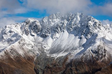 Ekim ayının ilk karıyla kaplı dağların üzerindeki muhteşem manzara. Davos yakınlarında, İsviçre