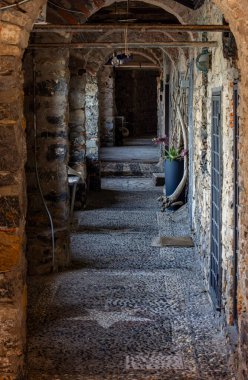 Tellaro, Lerici, La Spezia, İtalya 'da tarihi bir kaldırım manzarası