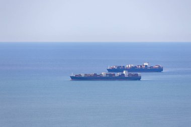 İtalya 'nın La Spezia kıyı şeridi yakınlarındaki Kargo Gemileri' nin uzaktan görüntüsü. Yüksek kalite fotoğraf