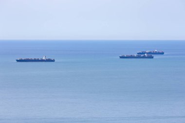 İtalya 'nın La Spezia kıyı şeridi yakınlarındaki Kargo Gemileri' nin uzaktan görüntüsü. Yüksek kalite fotoğraf