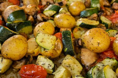 Fırında kızartılmış sebzeleri fırın tepsisinde kapat.