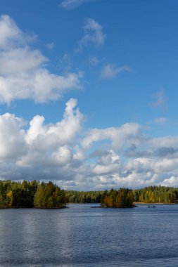 Sonbaharda Teijo Ulusal Parkı 'ndan göl manzarası ve gölde küçük bir tekne.