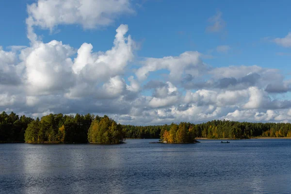 Finska Sjölandskapet Från Teijo Nationalpark Hösten Med Liten Båt Sjön — Stockfoto