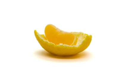 Kabuğun beyaz arkaplanda izole edilmiş bir kısmında tek sarı satsuma portakalı (Citrus unshiu) dilimi