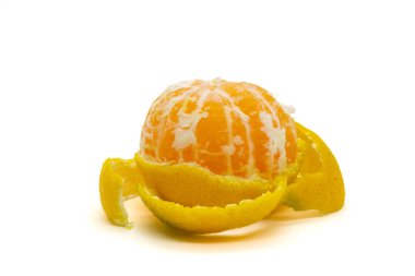 Beyaz zemin üzerinde olgun sarı yarı soyulmuş satsuma portakalı (Citrus unshiu) izole edilmiş.