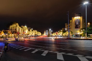 Bangkok, Tayland 'da aydınlık bir caddenin ışıklarıyla çekilen uzun pozlu bir gece..