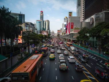 Merkez Bangkok, Ratchadamri Yolu 'nda trafik var.