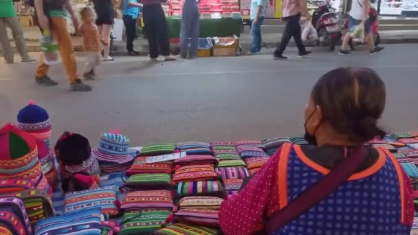 タイ北部のパイナイトマーケットで手作りの商品を販売している地元の女性 — ストック動画