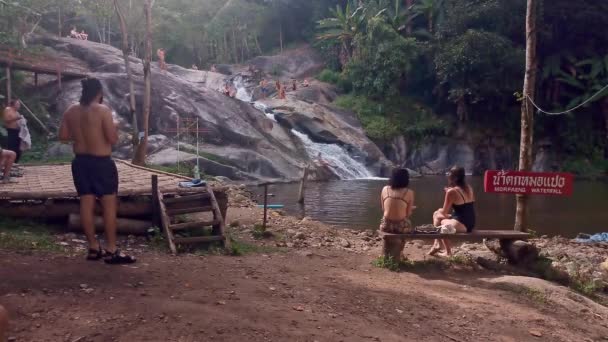 Pai Thailand November 2022 Paeng Waterfall People Sliding Swimming Pool — Stock videók