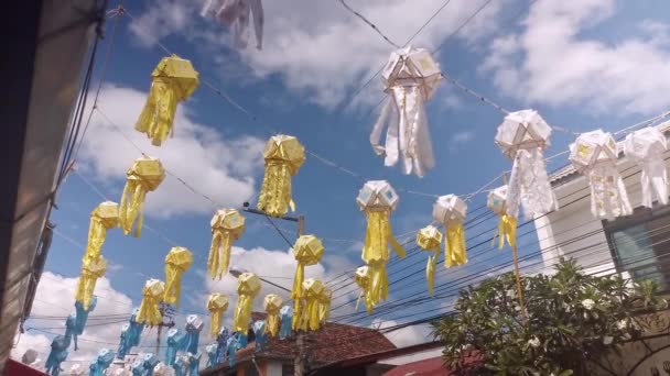 โคมไฟกระดาษส นสดใสเหน อถนนในปาย ประเทศไทยเหน — วีดีโอสต็อก