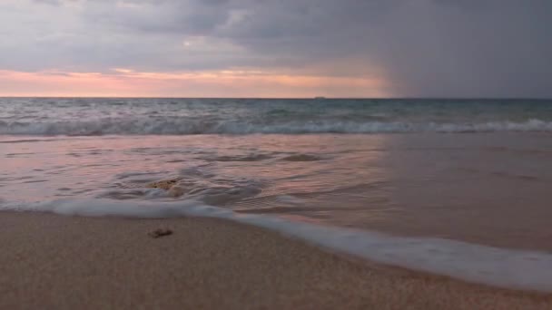 Κύματα Χτυπούν Κομμάτι Του Κοραλλιού Στην Παραλία Πριν Ηλιοβασίλεμα Στο — Αρχείο Βίντεο