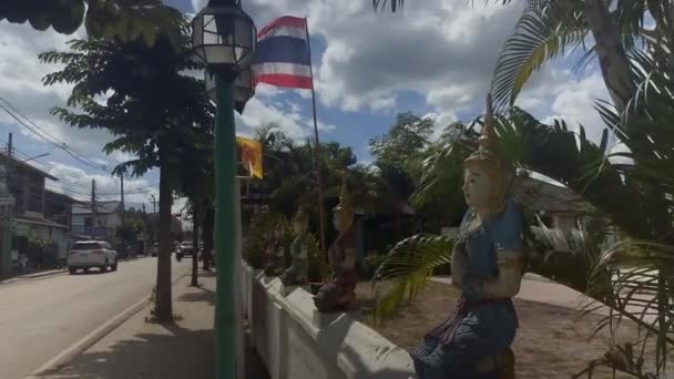 Скульптуры Перед Храмом Ват Луанг Флагом Таиланда Машущим Заднем Плане — стоковое видео