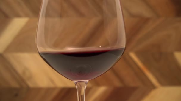 Красное Вино Закручивается Бокале Деревянном Фоне — стоковое видео