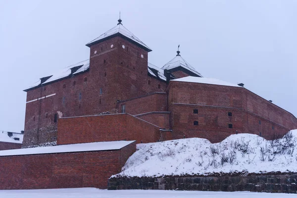Kışın karlı bir günde Hame Şatosu (Tavastia Kalesi). Hameenlinna, Finlandiya.