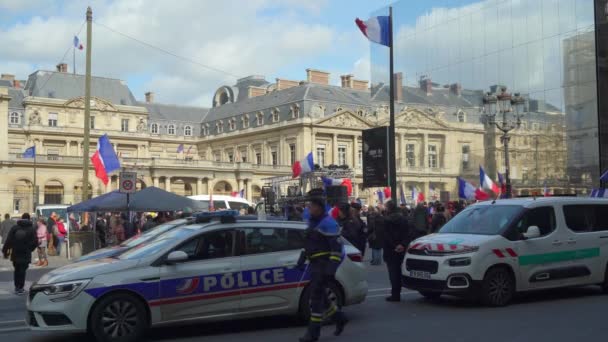 フランス 2023年3月25日 前景に警察の車とパレ ロワイヤルの外のデモンストレーション — ストック動画