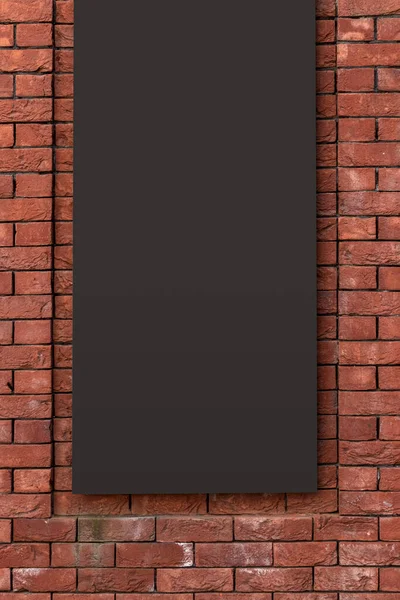 赤いレンガの壁に暗い空の看板のモックアップ — ストック写真