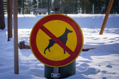 Kış günü köpek bahçesinin yanına imza atamaz.