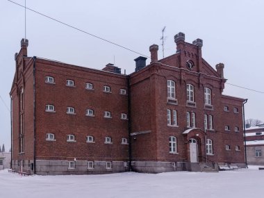Hapishane, Finlandiya 'nın en büyük hapishane müzesi. Kışın Hame Kalesi 'nin (Tavastia Kalesi) yanında. Hameenlinna, Finlandiya. 23 Şubat 2023.