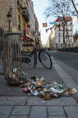 Sokakta çöp, Paris, Fransa 'da kapalı. 24 Mart 2023.