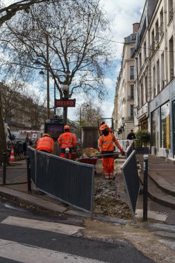 Fransa, Paris 'te yol kenarı kazan inşaat işçileri. 24 Mart 2023.