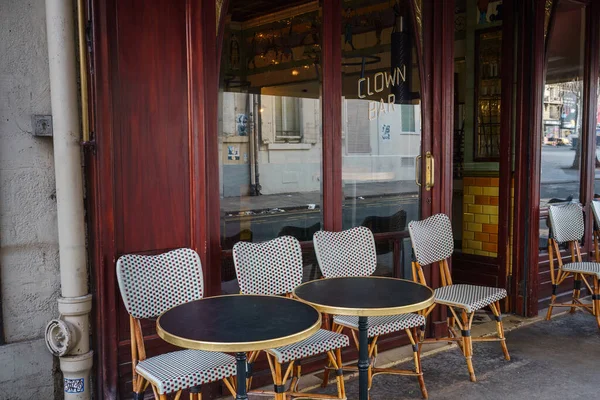 Mesas Sillas Frente Restaurante Clown Bar París Francia Marzo 2023 — Foto de Stock