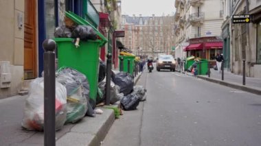 Paris, Fransa 'da çöp toplayıcıları grevi sırasında sokakta çöp toplanmış. 24 Mart 2023.