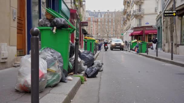 Poubelles Dans Rue Paris France Pendant Grève Des Ramasseurs Ordures — Video