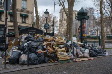 Emekli aylığı grevleri sırasında Paris, Fransa 'da çöp yığını. 24 Mart 2023.