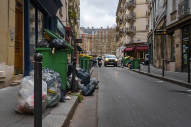 Emekli aylığı grevi sırasında Paris, Fransa sokaklarında çöp bidonları taşmış. 24 Mart 2023.