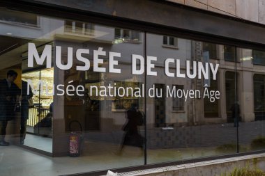 Cluny Müzesi (Musee De Cluny Müzesi) pencereye sokaktan yansıyan bir yazı. Paris, Fransa. 24 Mart 2023.