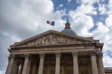 Fransa, Paris 'te Pantheon. Bulutlu mavi gökyüzüne karşı Fransız bayrağı.