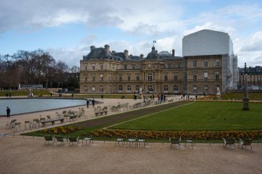 Lüksemburg 'un Jardin du Lüksemburg Sarayı' nda (Lüksemburg Bahçeleri) kısmen restorasyon altındadır. Paris, Fransa. 24 Mart 2023.