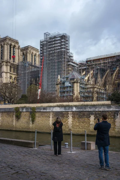 Turyści Fotografujący Plac Budowy Notre Dame Paryżu Francja Marca 2023 — Zdjęcie stockowe