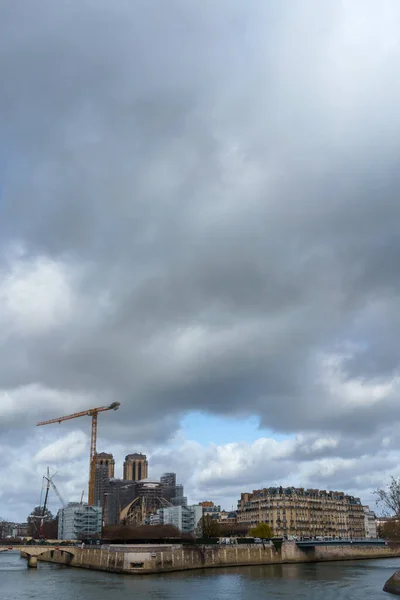Pariser Stadtbild Mit Notre Dame Renovierung Und Seine Bewölkter Himmel — Stockfoto