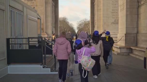 Schulkinder Unter Dem Triumphbogen Paris Frankreich März 2023 — Stockvideo