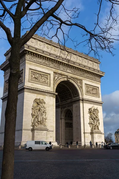 Vítězný Oblouk Jarního Rána Několika Turisty Auty Paříži Francii Března — Stock fotografie