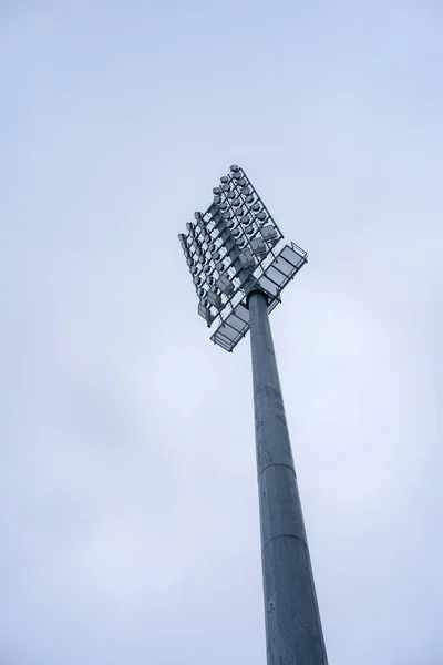 体育场的光塔对着天空 有复制空间 — 图库照片