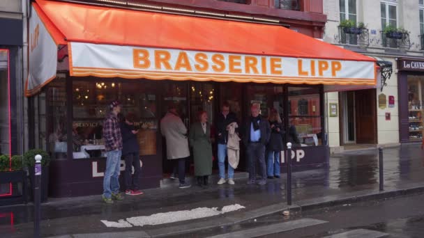 Francuska Restauracja Brasserie Lipp Ludźmi Czekającymi Zewnątrz Deszczowy Dzień Paryż — Wideo stockowe
