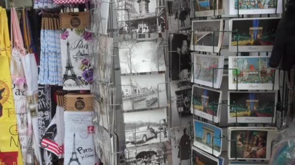Cartões Postais Parisienses Lembranças Uma Loja Presentes Paris França Março — Vídeo de Stock